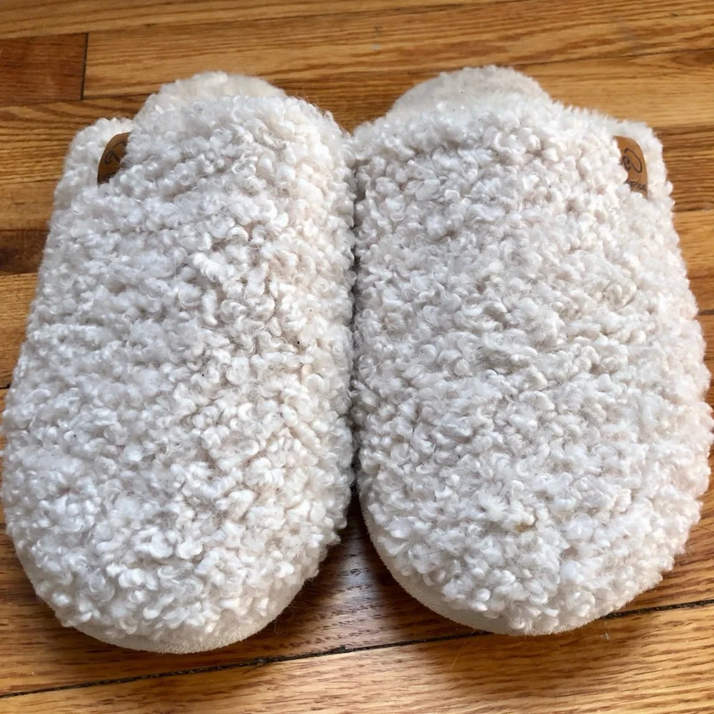 **LIKE NEW** White EverFoams Women’s Slippers - Picture 2 of 4